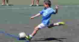 Un estudio confirma que los niños que juegan al fútbol mantienen mejor la atención