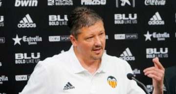 Pénev deja ‘colgado’ al Mestalla y el Valencia responde con contundencia