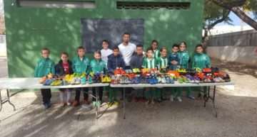 GALERÍA: El CD Caxton College aporta botas de fútbol a la ONG ‘Valencianistas per la Solidaridad’