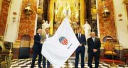 La Asociación de Futbolistas del Valencia CF bendice la nueva bandera del Centenario en la Basílica