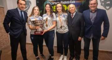 Homenaje del Levante UD a las tres jugadoras del BM Marni que se proclamaron campeonas de España