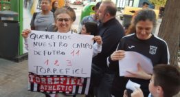 GALERÍA: Torrefiel no se rinde e inunda una Junta Municipal de firmas para reclamar su campo de fútbol-11