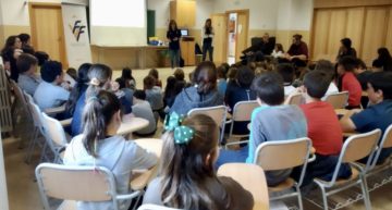 Más de 300 niñas y niños aprendieron sobre futfem y Valenta en el CEIP El Palmeral (Benicàssim)