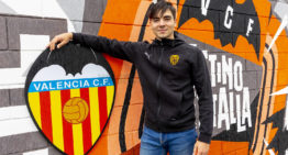 El Valencia CF y Adrián Morales renuevan su contrato