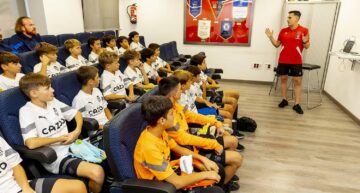 La Academia del VCF acoge un taller educativo para los jugadores con los árbitros