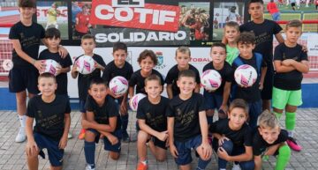 Botas, balones y material deportivo: Benjamín Zarandona ‘apadrina’ el COTIF Solidario 2023