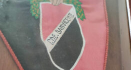 El CD Utiel ‘recupera’ el escudo original del FC Jove Espanyol con un banderín de hace 74 años