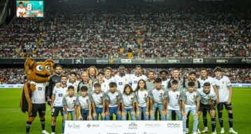 Mestalla homenajea a los equipos campeones de la Academia del VCF