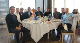 La Asociación Futbolistas Valencia CF celebra su tradicional misa de difuntos y brinda por un 2024 lleno de éxitos