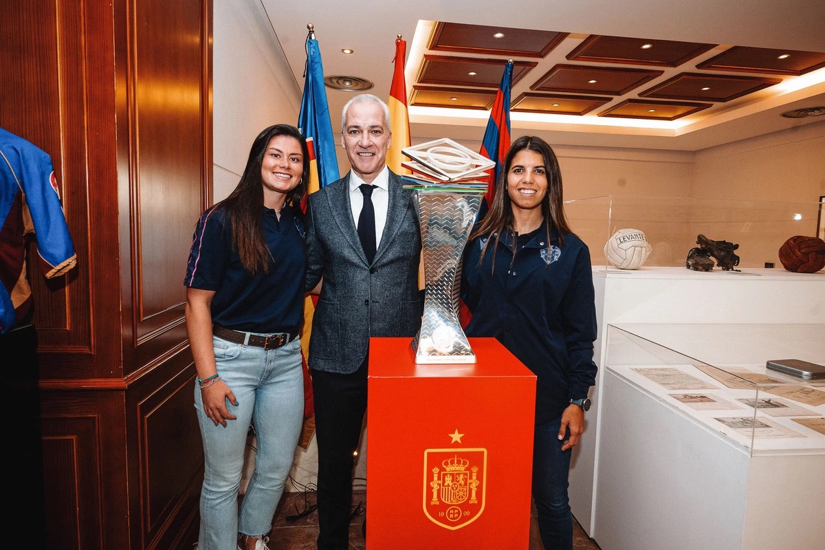 El Ciutat ovacionó a Alba Redondo y María Méndez, campeonas con España de la Nations League